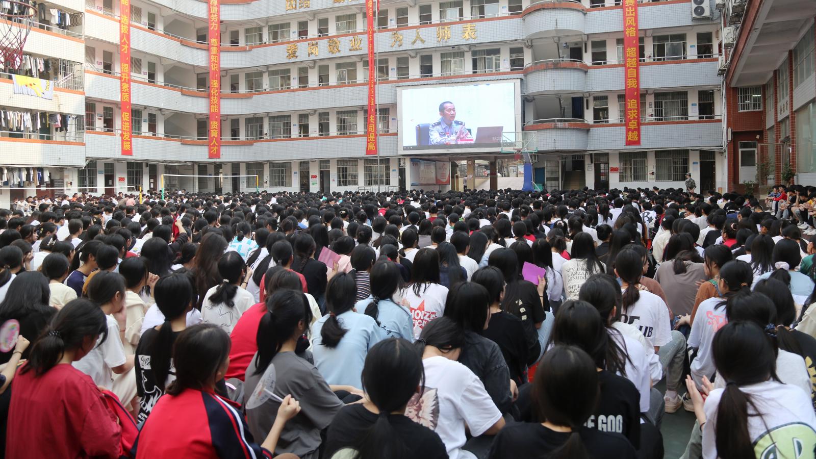 图一?江南校区学生集中观看视频直播